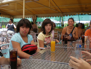 Tomando un tentempié en los chiringuitos de la Aldehuela.